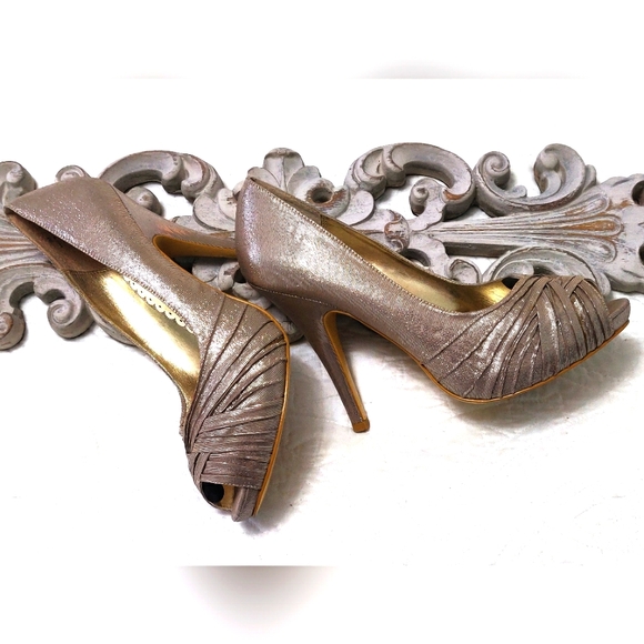 Lulu Townsend champagne heels. - Picture 4 of 11